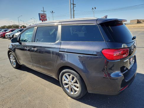 Used 2019 Kia Sedona EX image 3