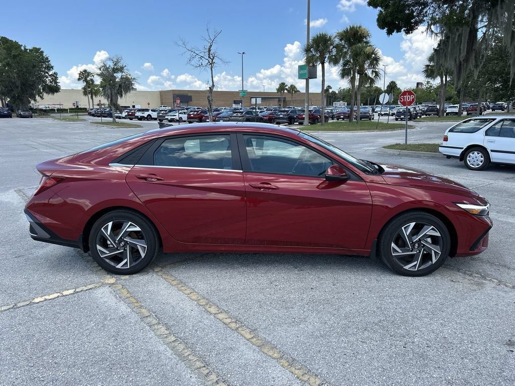 New 2025 Hyundai Elantra Limited FWD image 10