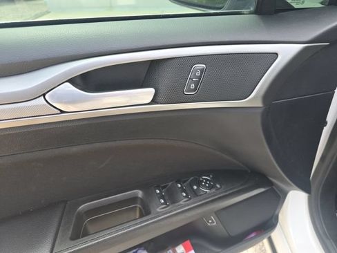 Used 2020 Ford Fusion SE FWD image 8