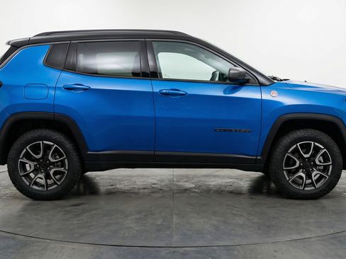 Used 2025 Jeep Compass Trailhawk image 11