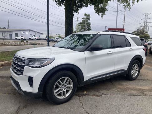 Used 2025 Ford Explorer Active w/ Active Comfort Package image 9