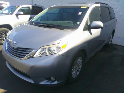 Used 2017 Toyota Sienna XLE image 5
