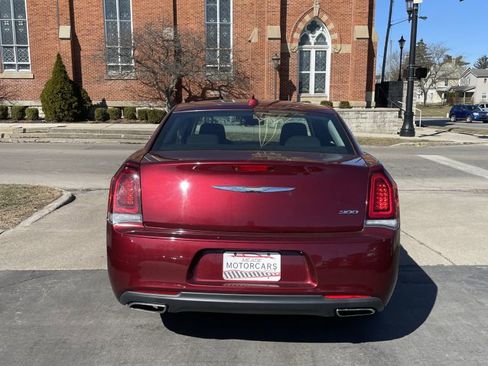 Used 2019 Chrysler 300 Touring w/ Sport Appearance Package image 4