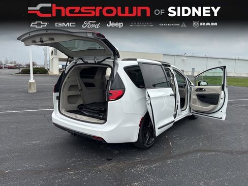 Used 2024 Chrysler Pacifica Touring-L w/ Road Tripper Package image 17