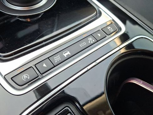 Used 2017 Jaguar XE Premium image 24