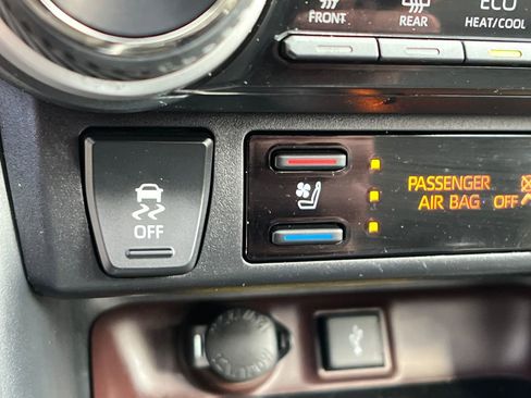 Used 2020 Toyota RAV4 Limited image 28