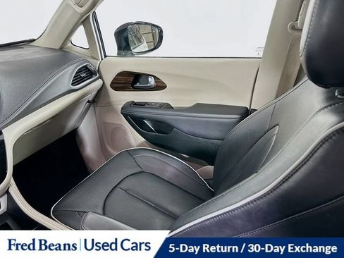 Used 2023 Chrysler Pacifica Limited FWD image 31