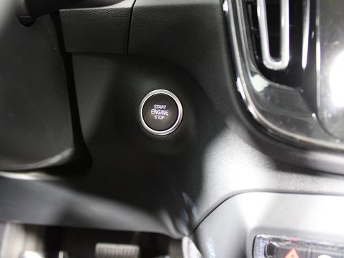 Used 2024 Volvo XC40 B5 Core AWD/4WD image 16