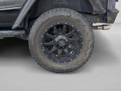 Used 2018 Jeep Wrangler Unlimited Rubicon w/ Connectivity Group image 9