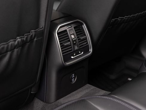 Certified 2025 Porsche Macan AWD/4WD image 27
