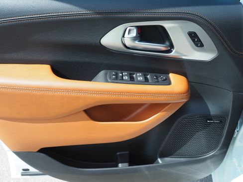 New 2026 Chrysler Pacifica Pinnacle image 28