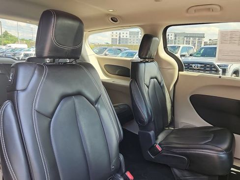 Used 2023 Chrysler Pacifica Touring-L FWD image 29