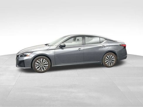 Used 2024 Nissan Altima 2.5 SV FWD image 2