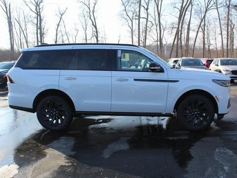 New 2026 Lincoln Navigator Reserve w/ Jet Appearance Package AWD/4WD image 2
