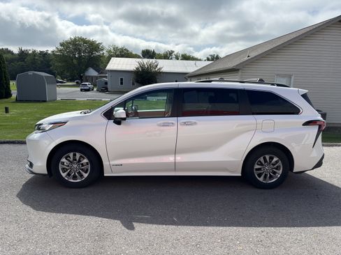 Used 2021 Toyota Sienna XLE w/ XLE Plus Package FWD image 7