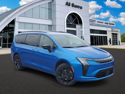 New 2027 Chrysler Pacifica Limited w/ Family Tech Group