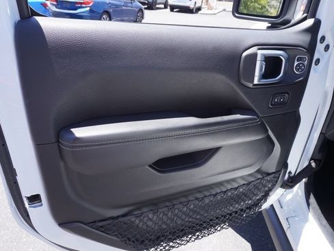 Used 2021 Jeep Wrangler Unlimited Sahara AWD/4WD image 14