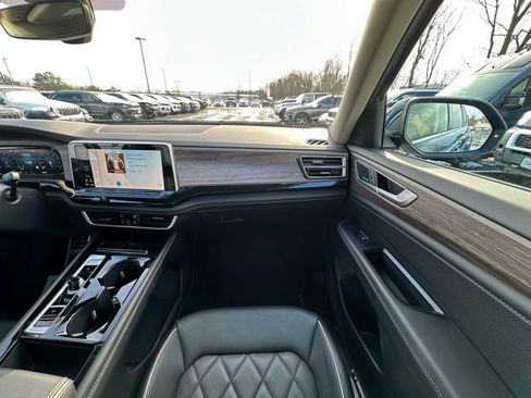 Used 2025 Volkswagen Atlas SEL Premium R-Line image 29