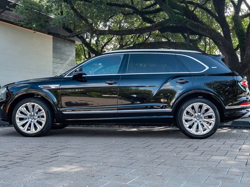 Used 2023 Bentley Bentayga Extended Wheelbase AWD/4WD image 18