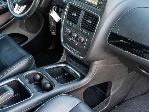 Used 2018 Dodge Grand Caravan SXT w/ Blacktop Package FWD image 11
