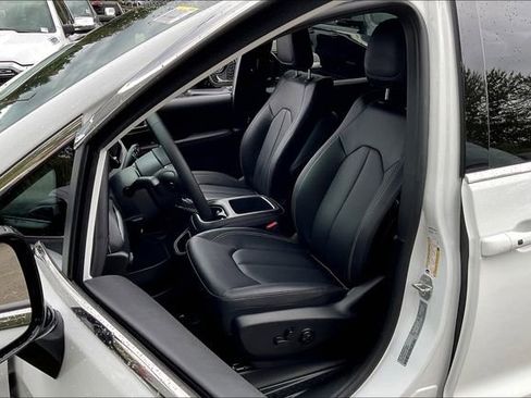 New 2026 Chrysler Pacifica Select image 10