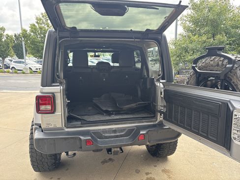 Used 2020 Jeep Wrangler Unlimited Sahara AWD/4WD image 30