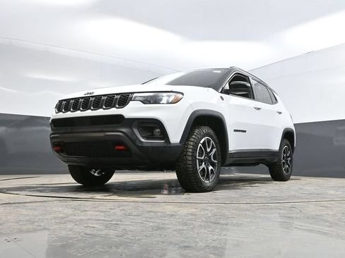 Used 2025 Jeep Compass Trailhawk AWD/4WD image 48