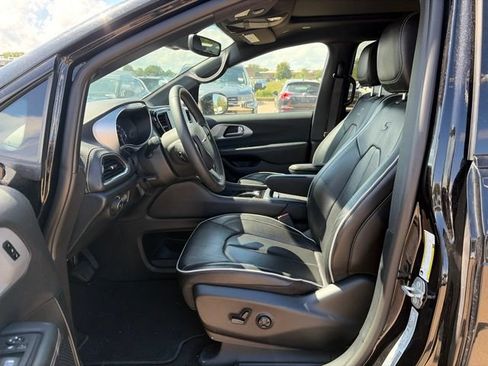 Used 2025 Chrysler Pacifica Limited FWD image 10