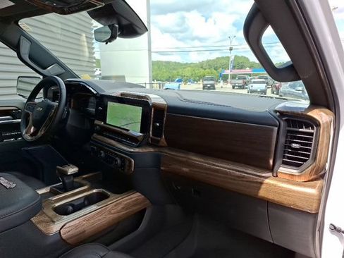 Used 2025 Chevrolet Silverado 1500 High Country w/ Technology Package AWD/4WD image 37