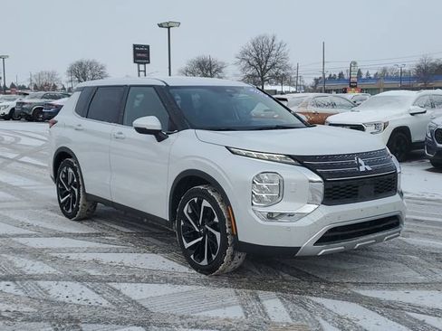 Used 2024 Mitsubishi Outlander SE image 3