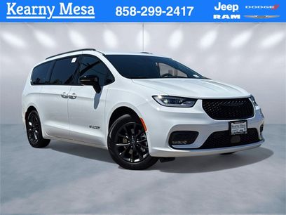 New 2025 Chrysler Pacifica Select w/ Uconnect Theater Family Group