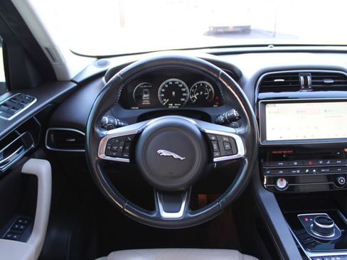 Used 2018 Jaguar F-PACE Prestige image 10