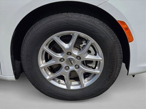 Used 2023 Chrysler Pacifica Touring-L image 21