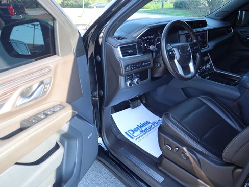Used 2021 GMC Yukon Denali w/ Denali Premium Package AWD/4WD image 3
