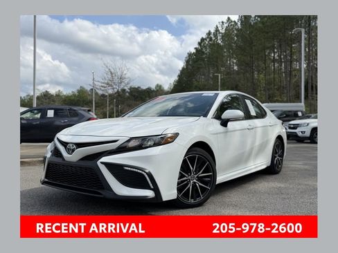 Used 2024 Toyota Camry SE image 1