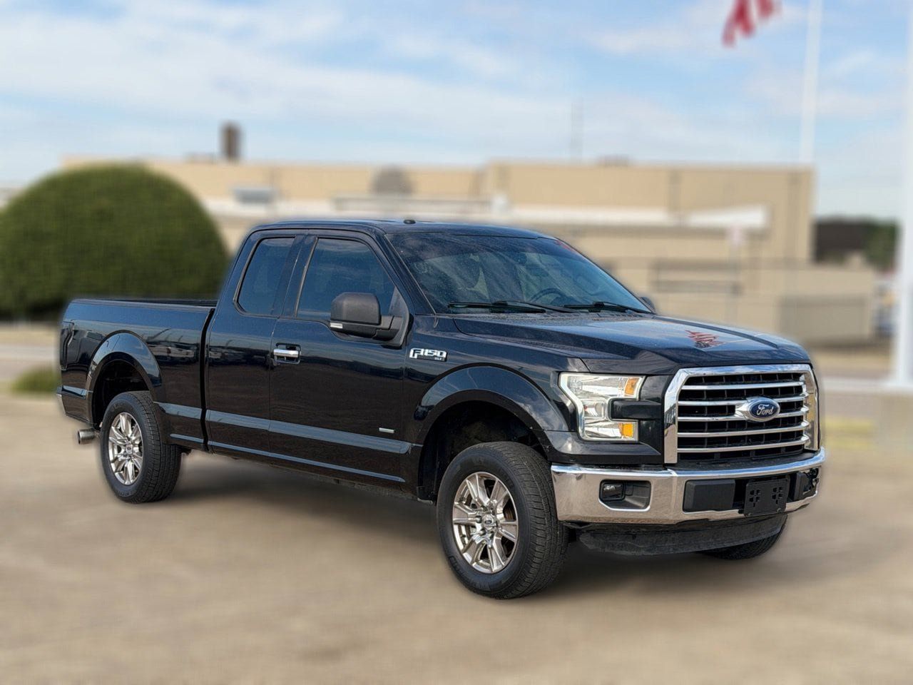 Used 2015 Ford F150 XLT w/ Equipment Group 301A Mid RWD image 3