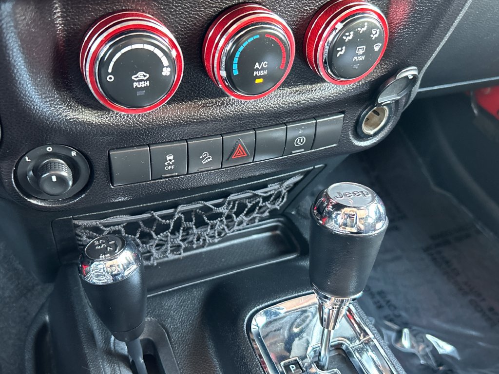 Used 2017 Jeep Wrangler Unlimited Sahara w/ Connectivity Group AWD/4WD image 13