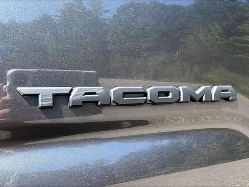Used 2016 Toyota Tacoma TRD Off-Road w/ Premium & Technology Package AWD/4WD image 33