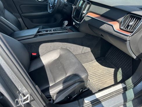 Used 2021 Volvo S60 T5 Momentum image 30