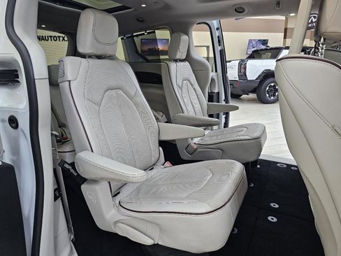 Used 2019 Chrysler Pacifica Limited w/ Tire & Wheel Group FWD image 23