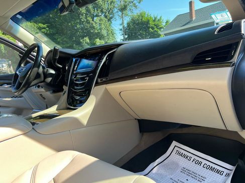 Used 2018 Cadillac Escalade ESV Premium Luxury AWD/4WD image 30