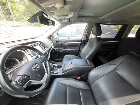 Used 2019 Toyota Highlander XLE FWD image 10
