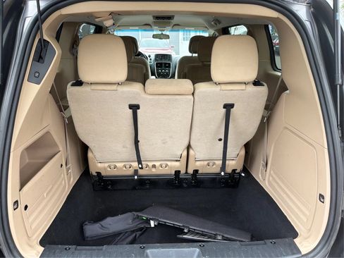 Used 2016 Dodge Grand Caravan SXT w/ UConnect Hands-Free Group FWD image 11