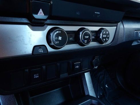 Used 2021 Toyota Tacoma 2WD Access Cab image 23