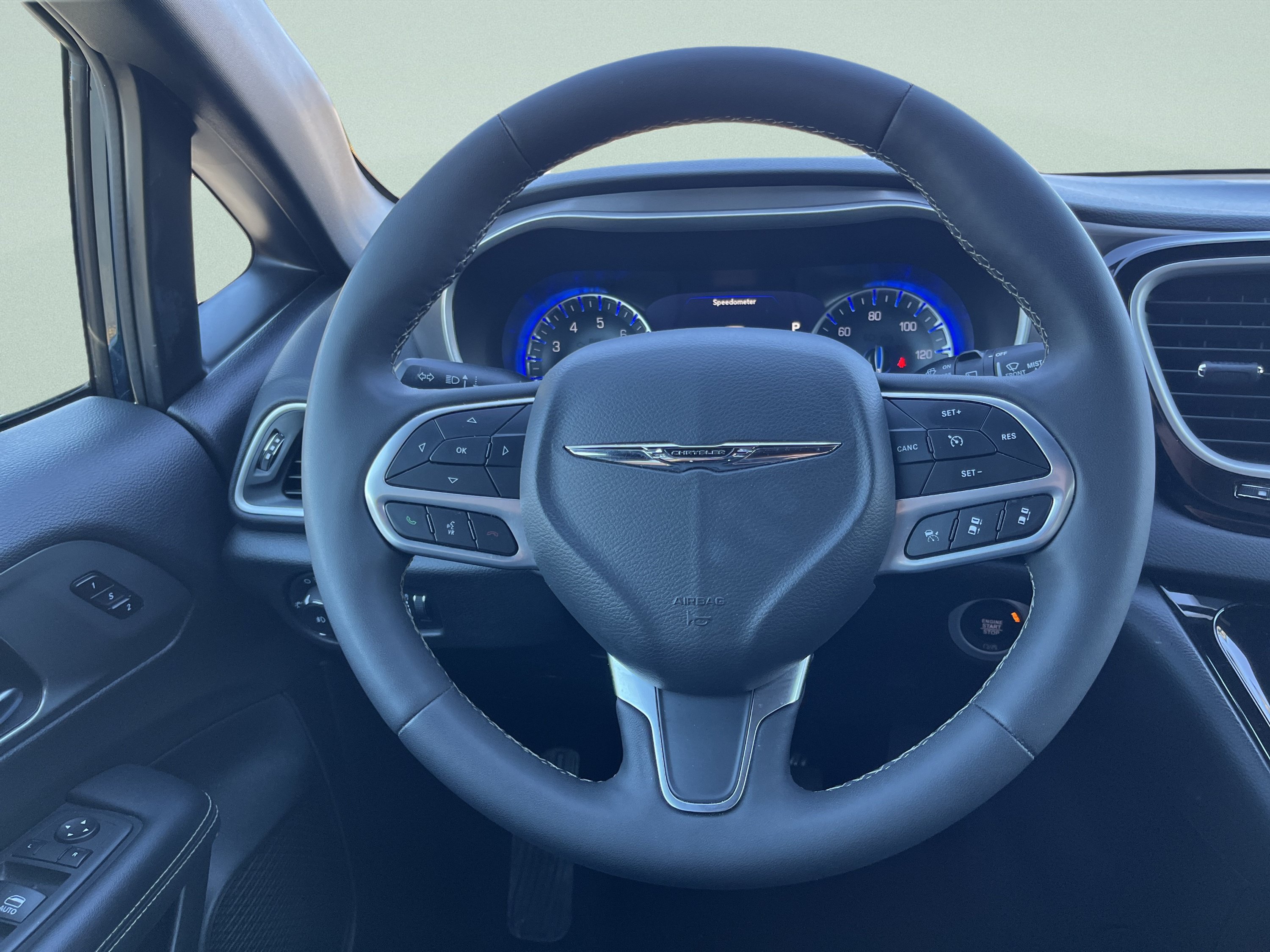 Used 2025 Chrysler Pacifica Select FWD image 24