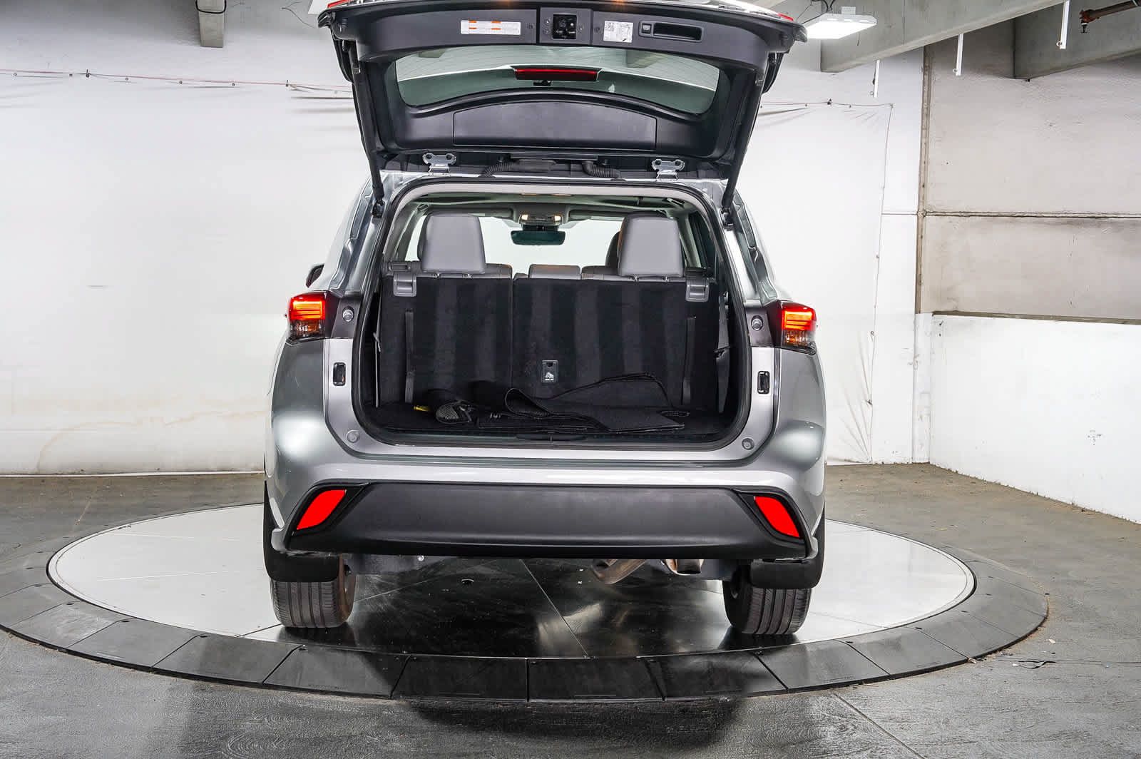 Used 2024 Toyota Highlander XLE AWD/4WD image 27