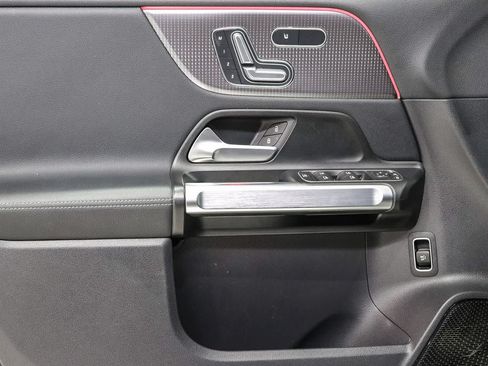 Used 2023 Mercedes-Benz EQB 300 4MATIC image 21