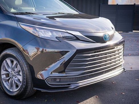 Used 2024 Toyota Sienna LE image 4