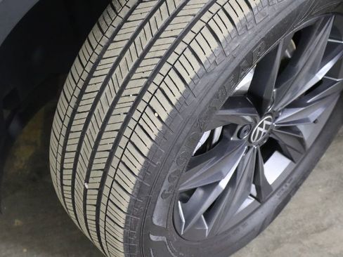 Used 2023 Volkswagen Tiguan SE image 39