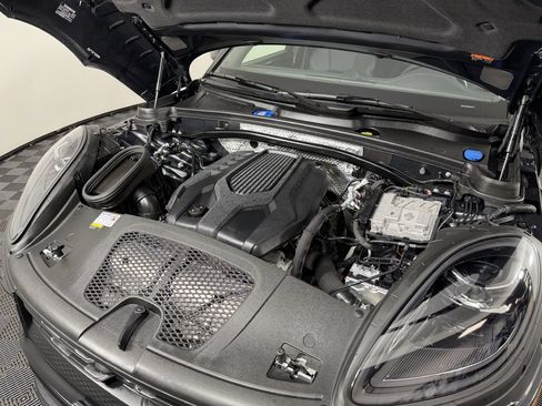 Used 2023 Porsche Macan AWD/4WD image 52